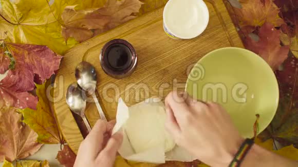 男人的手放着碗里的奶酪视频的预览图