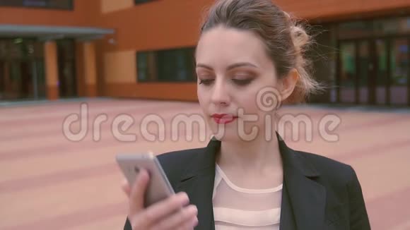 有魅力的年轻商务女性通过手机说话相机随模型移动慢动作视频的预览图