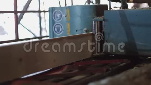 木制品厂用机器切割金属圆锯上的木块视频的预览图