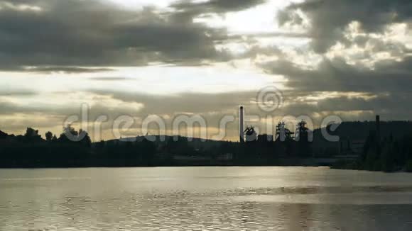 阳光冲破灰色的云层照亮了城市的池塘视频的预览图