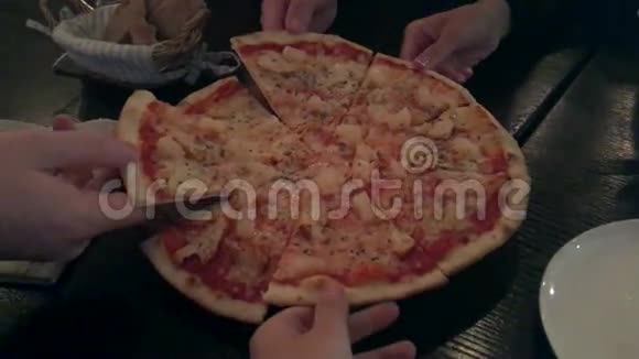手拿盘子里的披萨视频的预览图