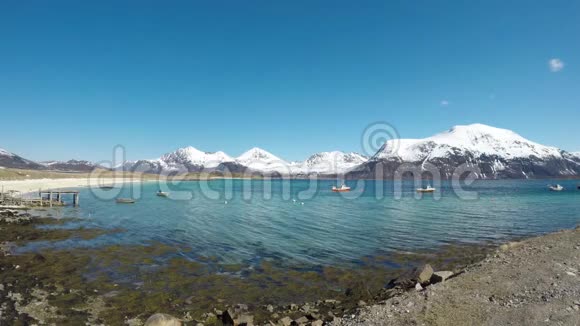有雪山背景的蓝海渔船视频的预览图