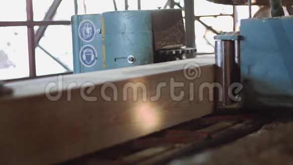 木制品厂用机器切割金属圆锯的木材块视频的预览图