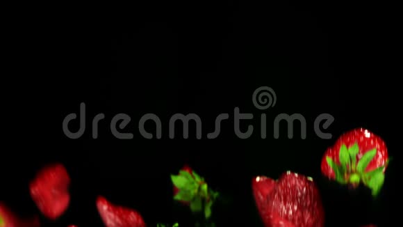 美味的草莓在空中飞舞视频的预览图