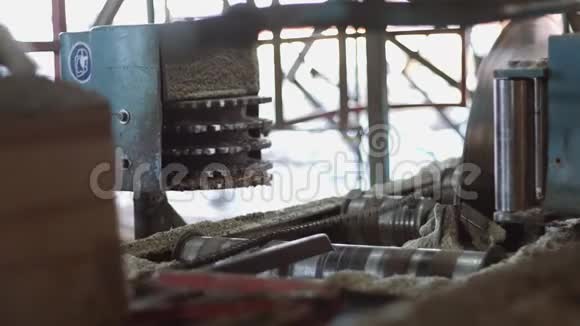 木制品厂机上金属圆锯切割木块视频的预览图