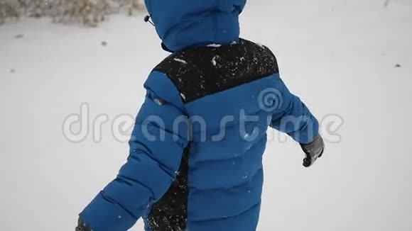 孩子躺在雪地里视频的预览图