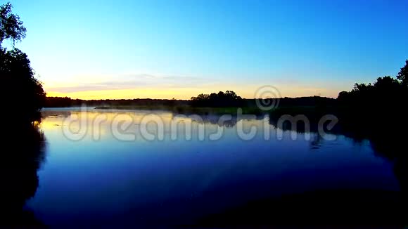 薄雾弥漫的早晨在一个小湖上视频的预览图