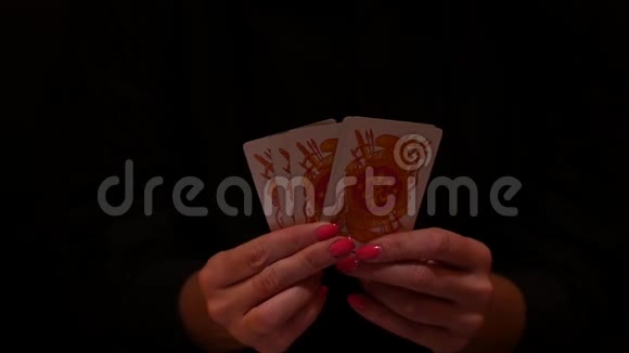 孤立的手与扑克牌慢动作黑色背景视频的预览图