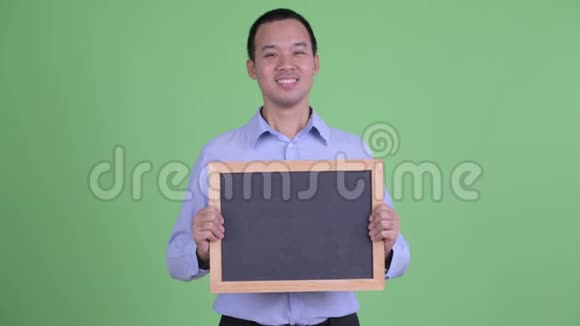 快乐的亚洲商人拿着黑板视频的预览图