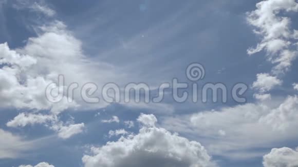 巨大的灰色云层覆盖着天空视频的预览图