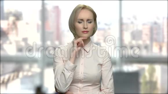 商务女性刷卡虚拟屏幕视频的预览图