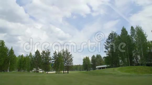 蓝天和森林湖高尔夫俱乐部有云的太阳能高尔夫球车视频的预览图
