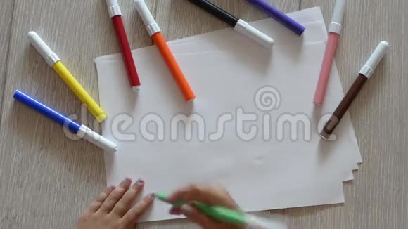 年轻女孩画一个家庭视频的预览图