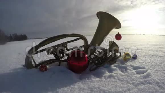 带圣诞装饰的雪地上的老式乐器延时4K视频的预览图