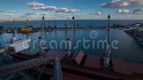 港口粮食码头的船舶开舱时间以便在货船上装载作物散装谷物视频的预览图