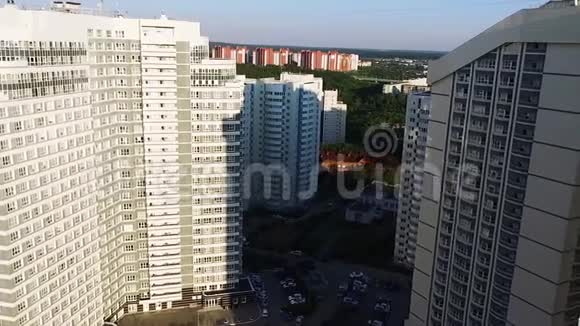 现代住宅综合体的全景剪辑日落时的高层建筑城市企业建设视频的预览图