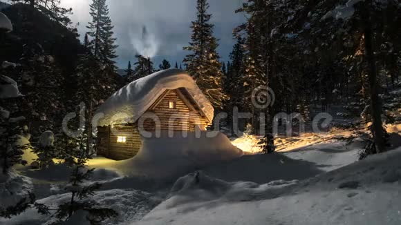 冬季森林中有闪电窗的木制小屋视频的预览图