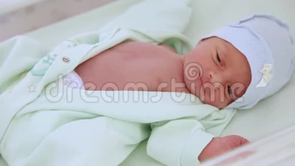 新生儿在婴儿床里视频的预览图