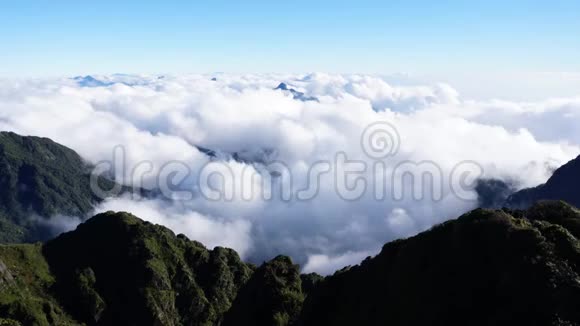 在越南萨帕的云层中可以看到山脉的一段时间视频的预览图