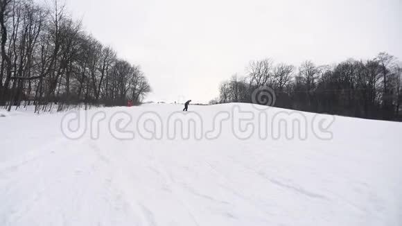 滑雪者滑下山视频的预览图