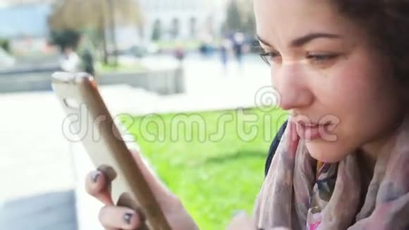 年轻女子纠正化妆照镜子手机视频的预览图