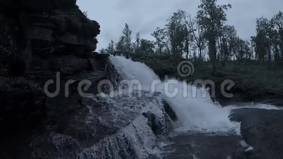 雄伟的淡水山瀑布在荒野深处缓慢移动视频的预览图