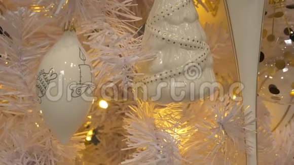 美丽的圣诞树装饰着装饰品视频的预览图