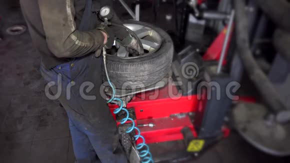 在安装机上给轮胎充气视频的预览图