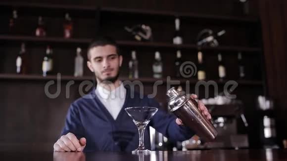 酒吧服务员准备了一杯不寻常的蓝色鸡尾酒视频的预览图