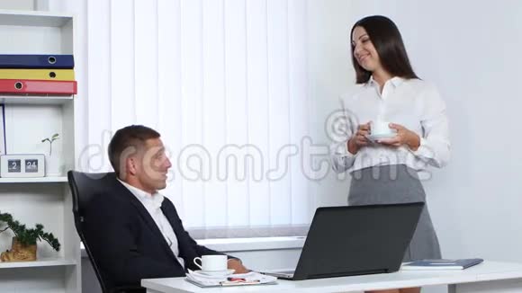 上班的员工喝咖啡视频的预览图