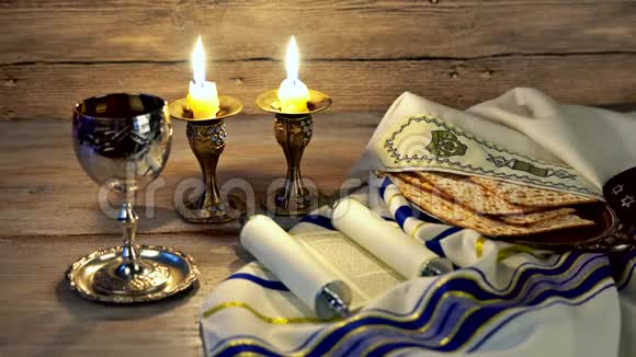 犹太节日庆祝安息日前夕餐桌视频的预览图