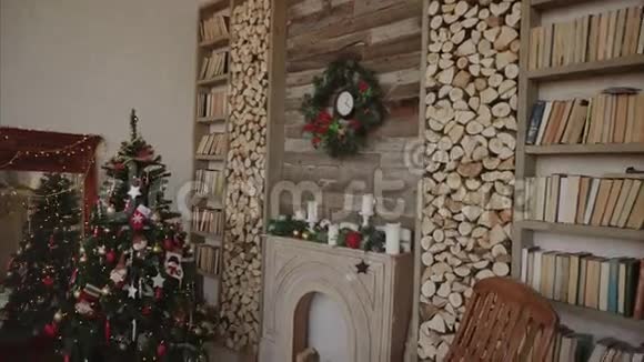 装饰好的房间里圣诞树下的礼物和礼物新年概念视频的预览图