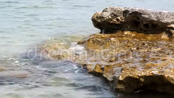 在海里的岩石视频的预览图