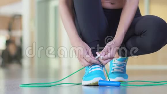 女孩系鞋带运动鞋带跳绳视频的预览图