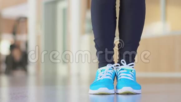 一个参加体育运动的女人在健身房里跳绳视频的预览图