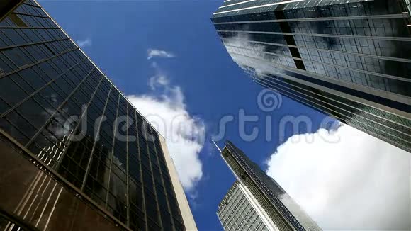 时光流逝的云彩反射在伦敦的摩天大楼上视频的预览图