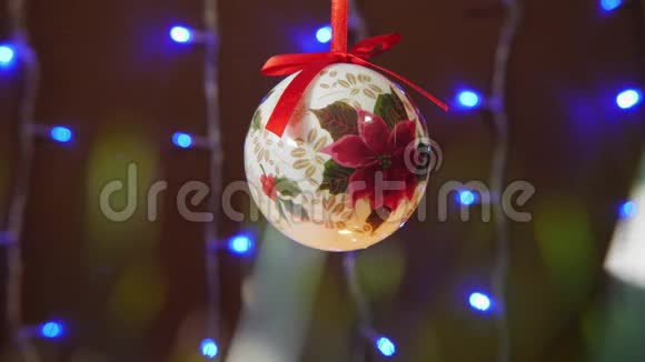 圣诞球与红色丝带与发光花环在背景视频的预览图