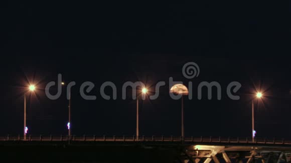 满月从桥上升起时间流逝俄罗斯萨拉托夫和恩格斯城市之间的公路桥梁视频的预览图