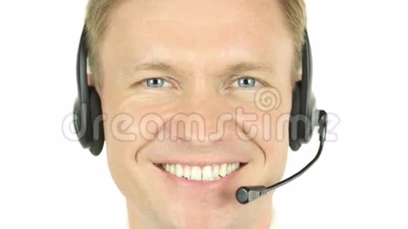 电话中心代理带耳机的笑脸视频的预览图