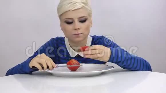 女人在吃番茄视频的预览图