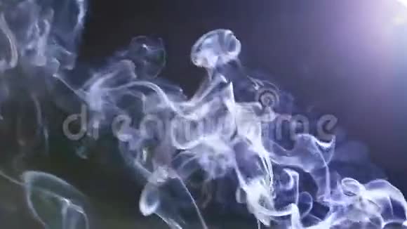 黑暗背景下的烟的运动视频的预览图