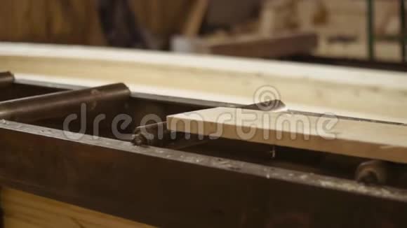 锯木厂木工加工机上的木板视频的预览图