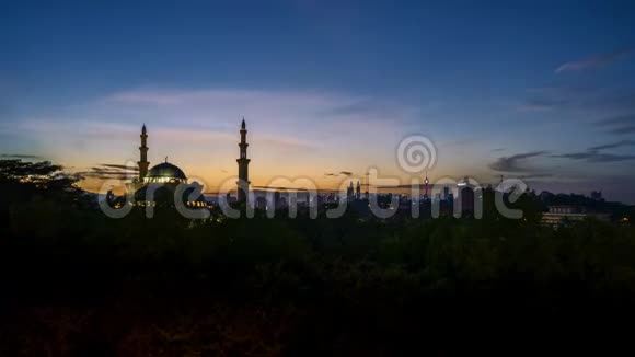吉隆坡剪影清真寺上空日出视频的预览图