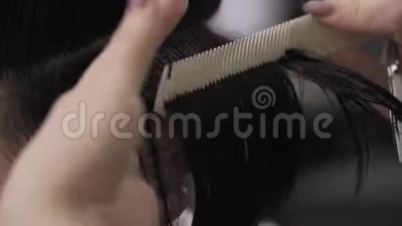 女理发师缓慢梳头快关门美容院视频的预览图