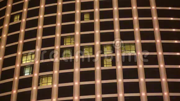 在摩天大楼的窗户上更换五颜六色的灯泡视频的预览图