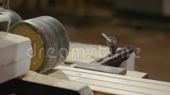 锯木厂木工精炼机用完的木板视频的预览图