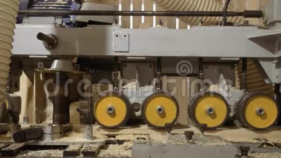 锯木厂生产的板炼机运行轮视频的预览图