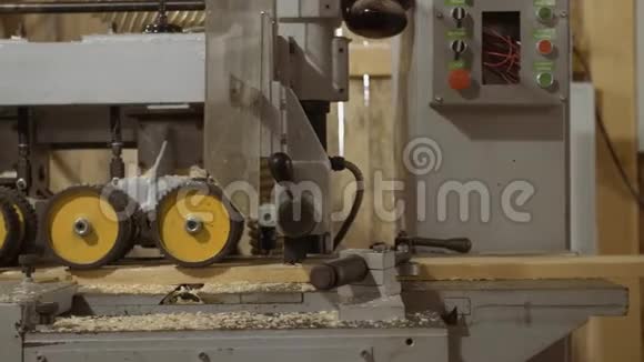 锯木厂生产的木板精炼机运行轮视频的预览图