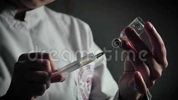 护士拿起注射器里的抗生素视频的预览图