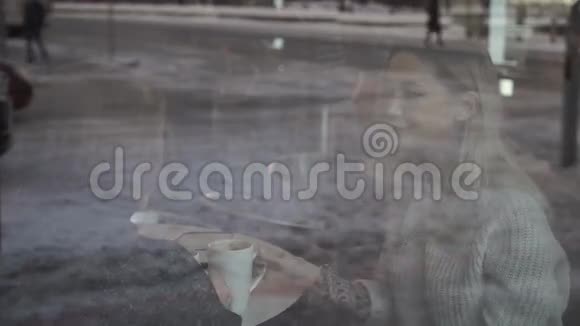 在咖啡馆里两个女孩的窗户里的倒影视频的预览图